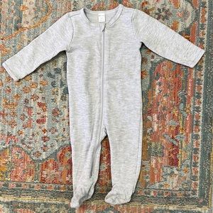 Gray cotton blend long sleeved onesie with front zipper 9 months great condition